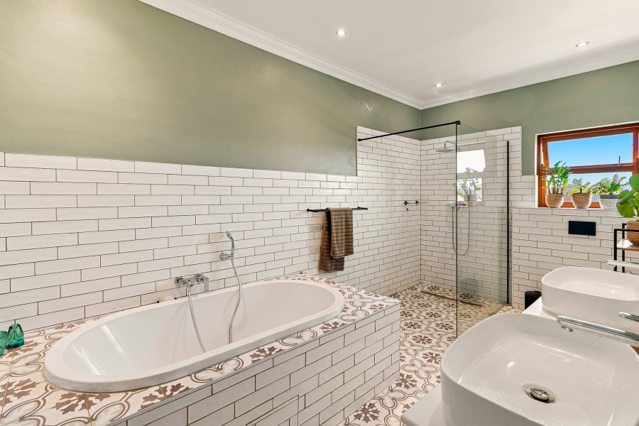 5 Bedroom Property for Sale in Croydon Vineyard Estate Western Cape